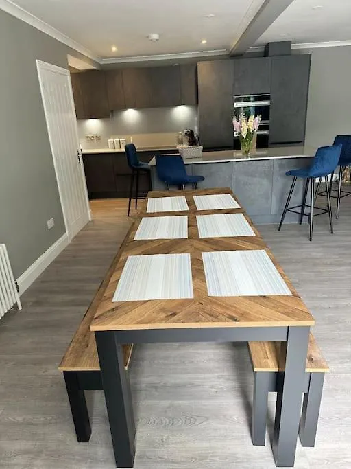 Cameron Coach House Modern Property In Murrayfield Edinburgh 0*,
