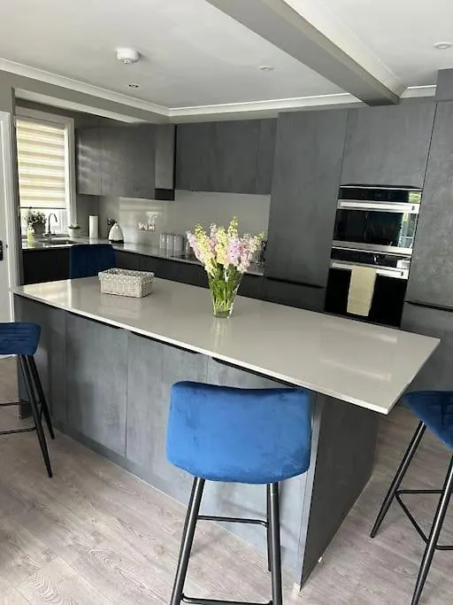 Cameron Coach House Modern Property In Murrayfield Edinburgh